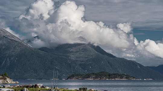 白色蓬松的云在山上流动。不可阻挡的白色漩涡在