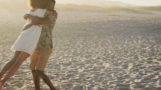 非洲裔美国夫妇在海滩拥抱