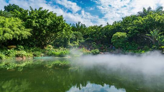 南宁青秀山中式庭院湖面上的雾气