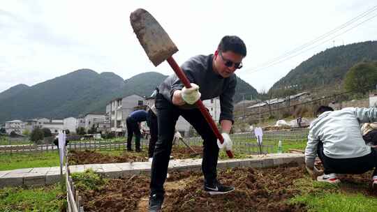 劳动空镜刨土锄地农场工人耕作劳作翻土