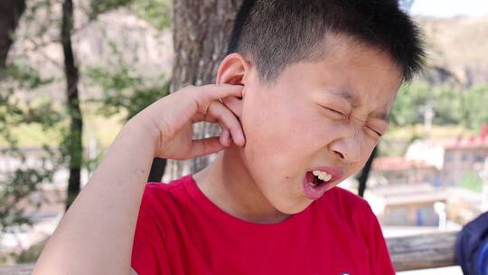 耳朵疼的小孩子视频素材模板下载