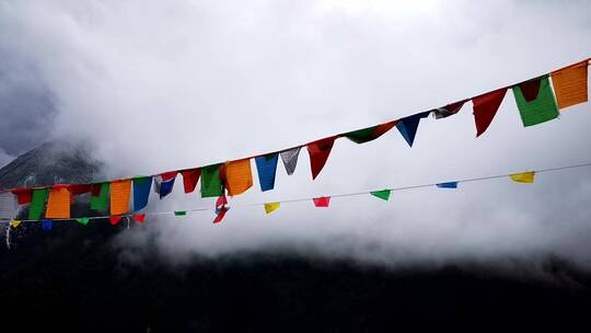 雨后的浓雾飘在大山里，延时摄影