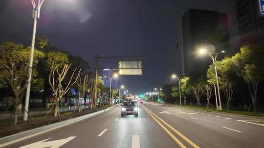 城市夜晚夜景开车第一视角汽车窗外沿途风景