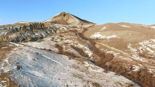 白雪覆盖的山峰视频素材模板下载