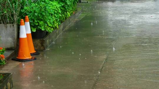 雨落在人行道上视频素材模板下载