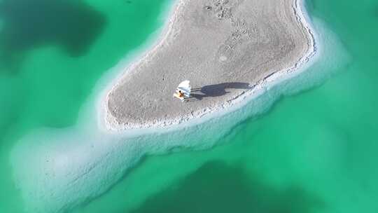 青海海西大柴旦翡翠湖碧水沙地航拍视频