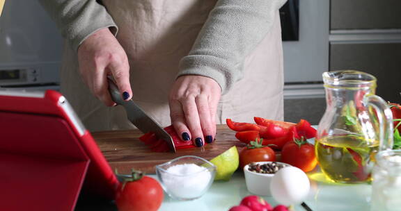 女人在切西红柿