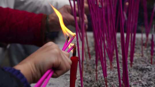 上香祈福的人