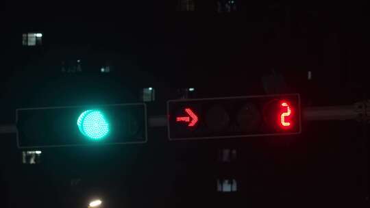 城市夜晚路口红绿灯交替视频素材模板下载