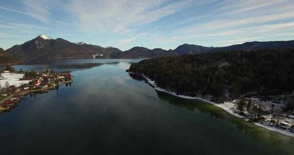 德国Januray的巴伐利亚阿尔卑斯山中的Walchen湖（Walchensee）。