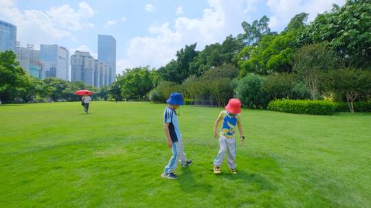 小朋友小学生亲近大自然草地玩耍奔跑视频素材模板下载