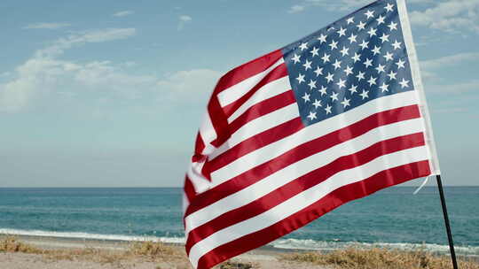 海边随风飘荡的美国旗帜