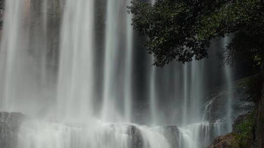 水流汹涌的瀑布