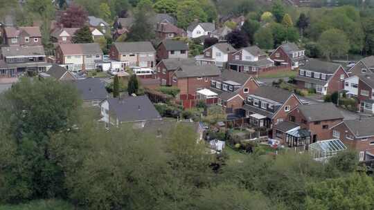 安静的英国住宅和花园住宅郊区房产鸟瞰图多