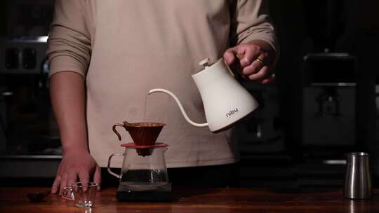 现磨手冲咖啡——注水视频素材模板下载