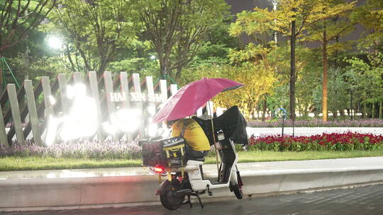 雨中的外卖员