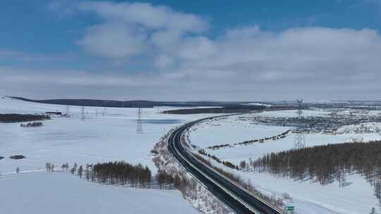 大兴安岭初春雪后的高速公路