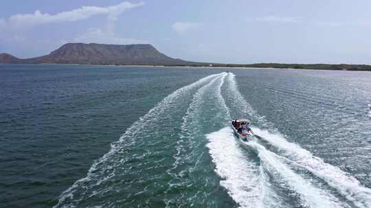 快艇离开唤醒在海洋中，埃尔莫罗国家公园乘船游览在蒙特克里斯蒂，多米尼加代表