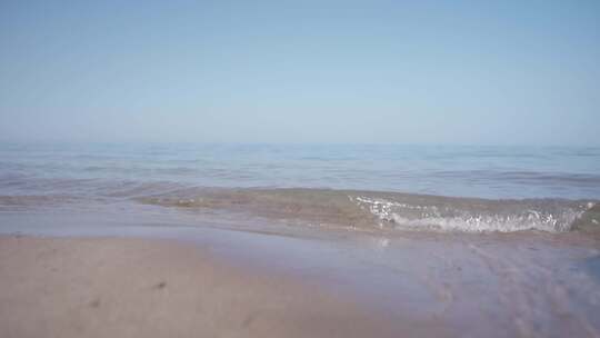 海边沙滩海水打向岸边