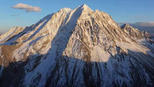 航拍雅拉雪山