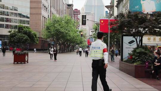 五一疫情好转后上海南京路步行街人群