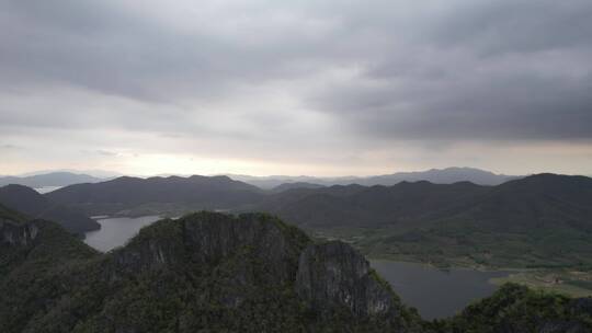 飞跃山脉山林