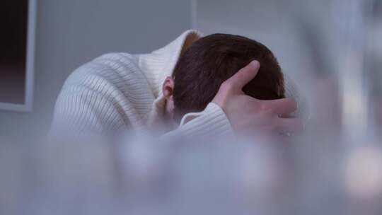 男人焦虑懊恼悔恨镜头