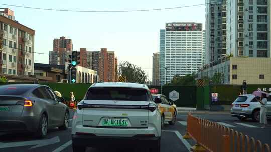 汽车城市道路行驶车窗外风景驾驶车内视角