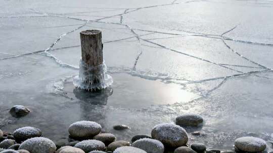 冬季寒冷冰封湖面木桩霜冻雪景视频