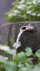 景观池假山中人工引水设施竹筒出水