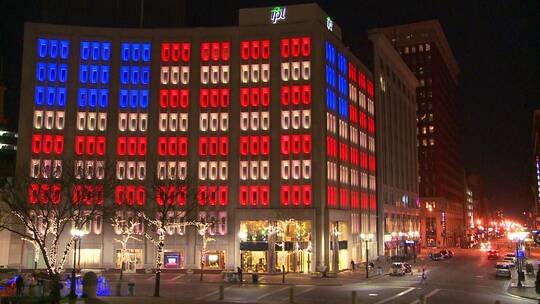 商场在晚上被美国国旗照亮