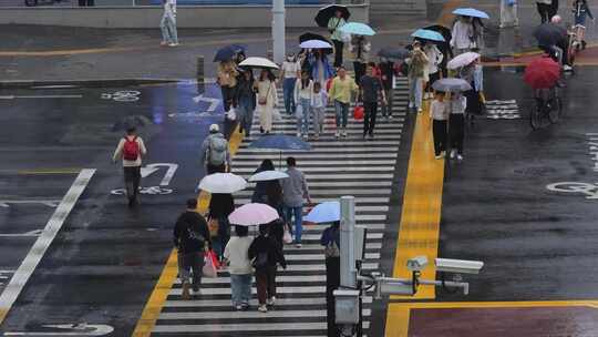 繁华街道路口斑马线人群过马路