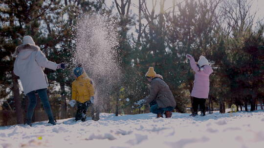 快乐家庭在雪地里玩耍