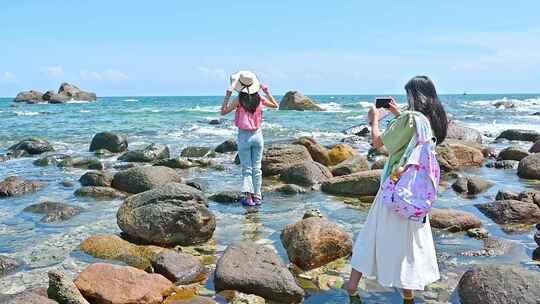 海南三亚蜈支洲岛海岸线白沙滩上大量游客