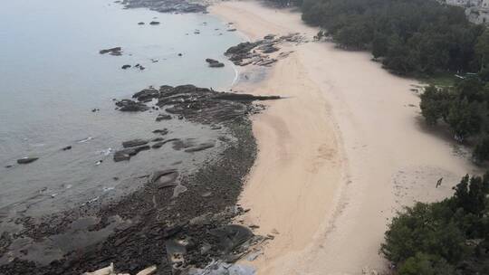 大气航拍福建泉州惠安崇武古城雾天海岸风景