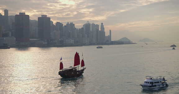 一艘传统的垃圾船平静地滑过香港维多利亚港