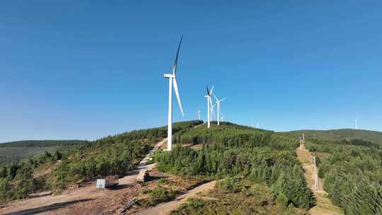 葡萄牙风力涡轮机公园缓慢接近的无人机镜头