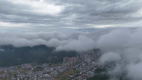 航拍云雾马山县