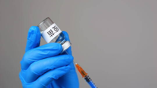 亚洲中国人女性女医生打疫苗打针预防疾病