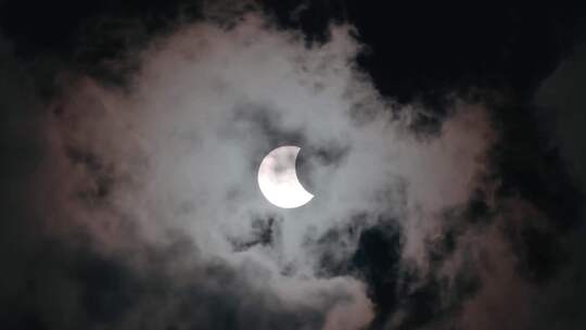 月亮特写云朵延时