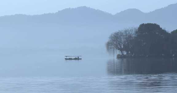 冬季西湖清晨湖面晨雾空