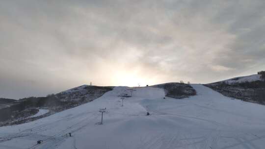 滑雪场人工造雪场景