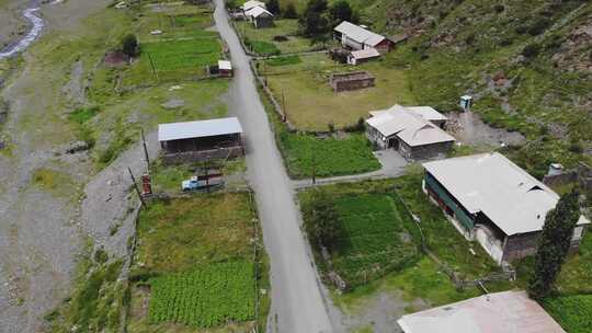 房屋和岩石层旁道路的航拍