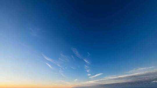 高空俯瞰云海蓝天壮丽景观