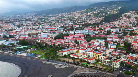 丰沙尔城位于大西洋沿岸的马德拉岛，葡萄牙