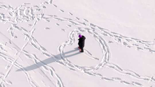 一个人在雪中行走