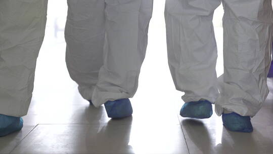 防疫人员行走日常工作防护服抗疫背影脚步