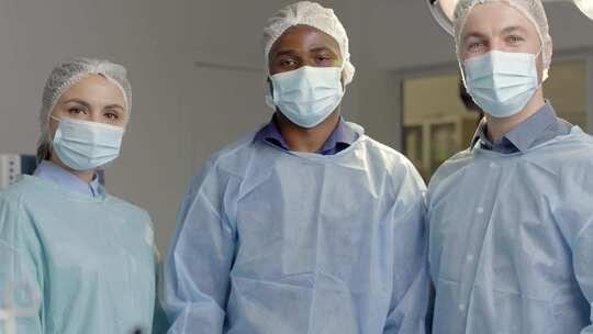 手术成功后，一群戴着口罩的医生站在手术室