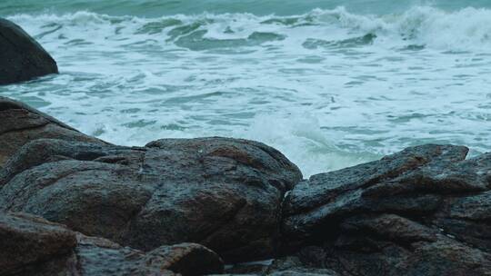 海浪慢镜头海浪拍打礁石