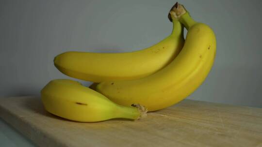 一只手拿走桌子上的香蕉